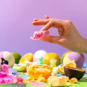 Pack of 6 bath bombs with hidden sensory squishy, fruity fragrances, glitter, and colourful fizz to make bathtime magical. Featuring shea butter and cocoa butter