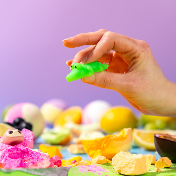 Pack of 6 bath bombs with hidden sensory squishies, fruity fragrances, and colourful fizz to make bathtime magical. Containing shea butter and cocoa butter for gentle skin care 